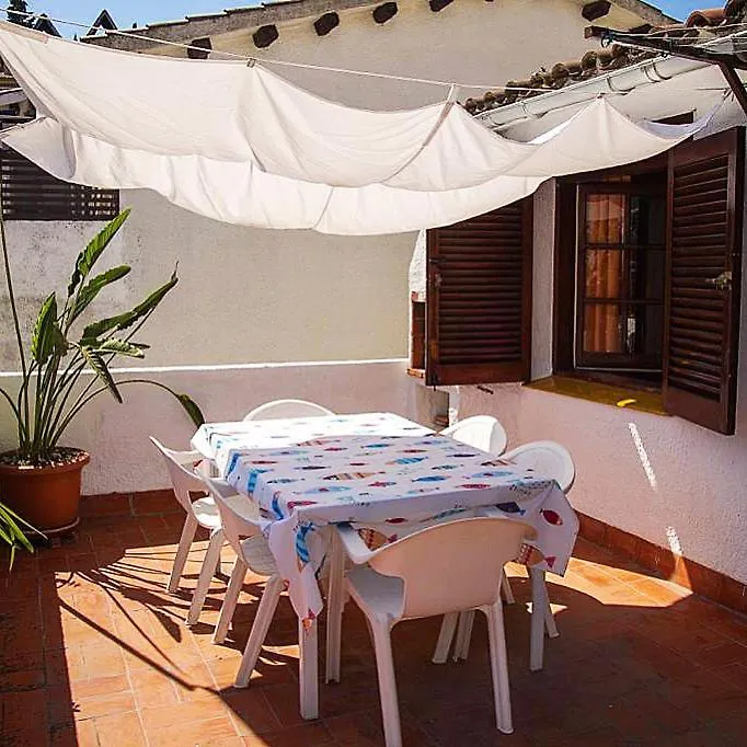Villa Casita blanca con fibra óptica y piscina cominutaria Tossa de Mar